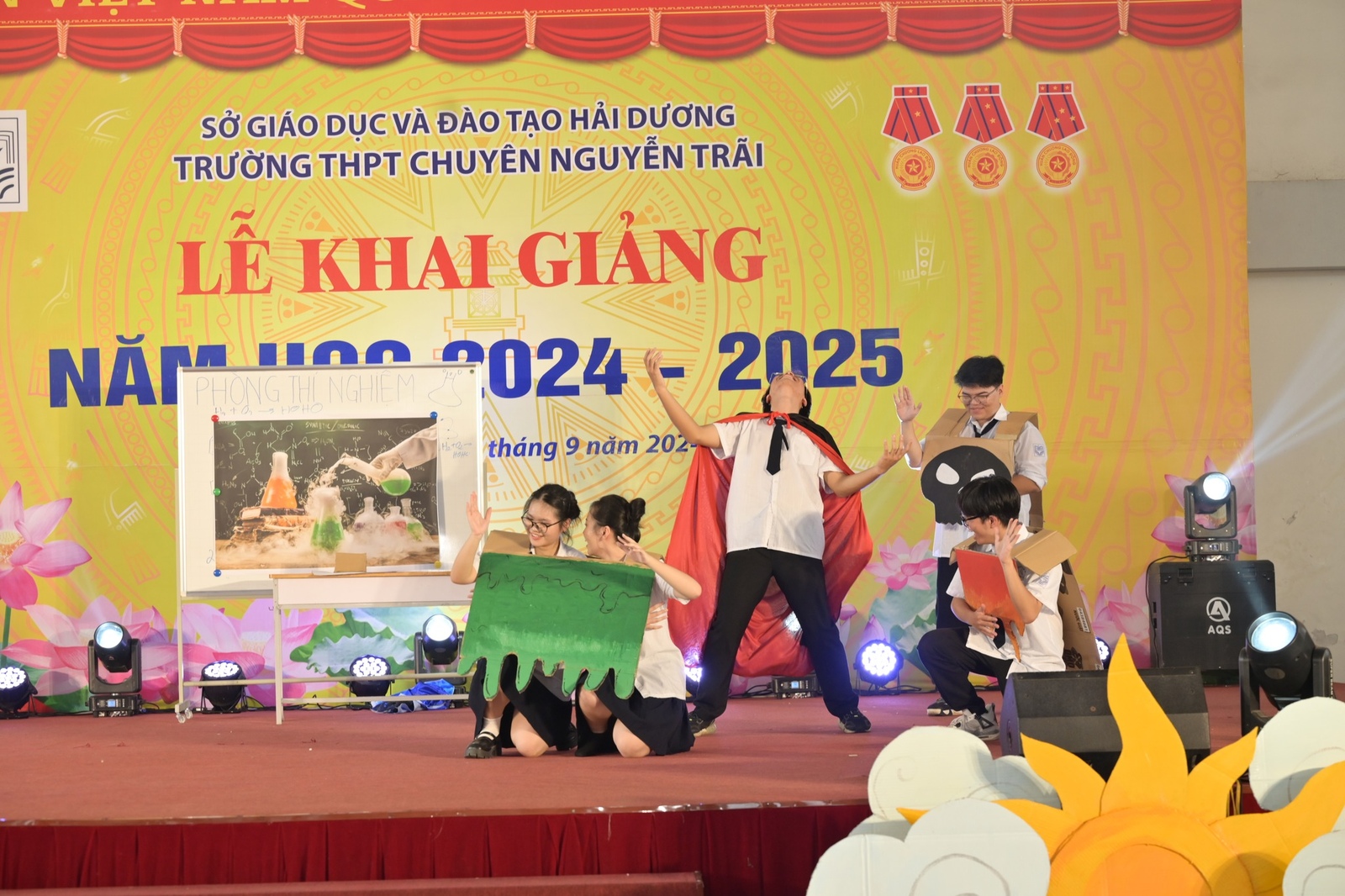 Nhấn để phóng to